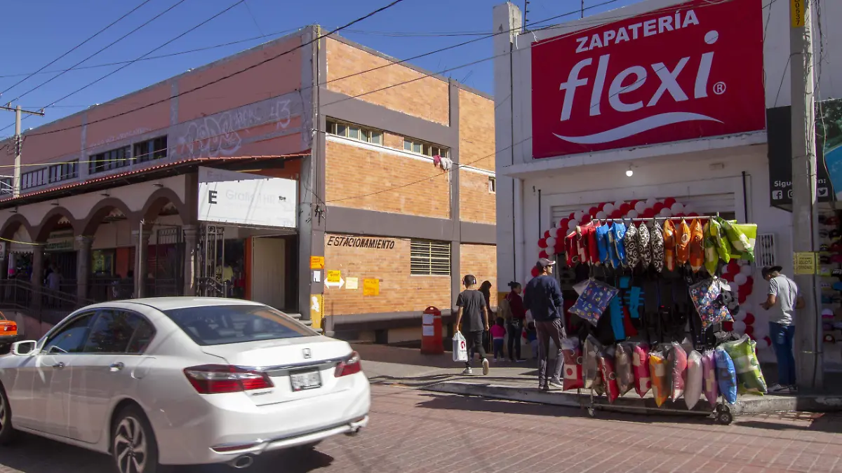 Locatarios poden regular ambulantaje de las inmediaciones del mercado reforma.